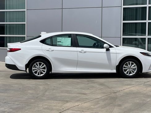 Used 2025 Toyota Camry LE w/ Convenience Package AWD/4WD image 3
