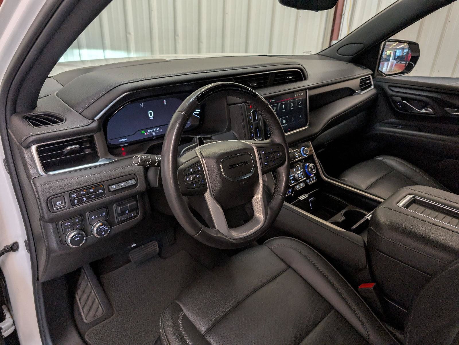 Used 2023 GMC Yukon Denali w/ Advanced Technology Package AWD/4WD image 4