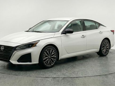 Used 2025 Nissan Altima 2.5 SV FWD image 3