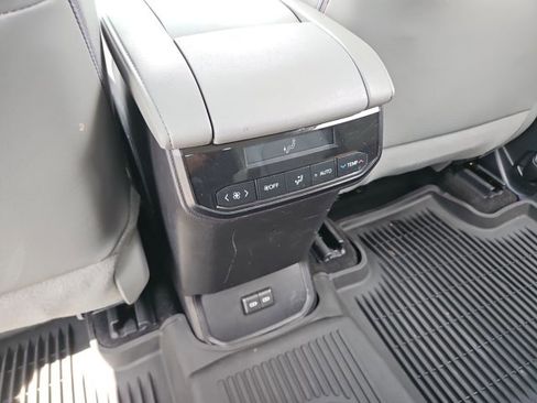 Used 2024 Toyota Highlander XLE AWD/4WD image 24