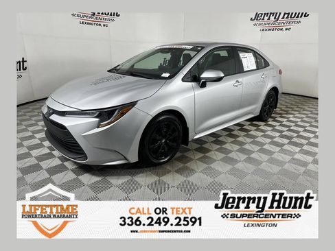 Used 2025 Toyota Corolla LE FWD image 1