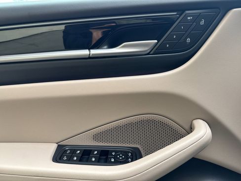 Certified 2025 Porsche Macan Electric image 12