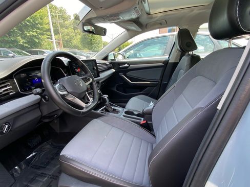 Certified 2025 Volkswagen Jetta SE w/ Sunroof Package FWD image 12