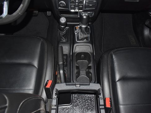 Used 2023 Jeep Wrangler Unlimited Sahara AWD/4WD image 20