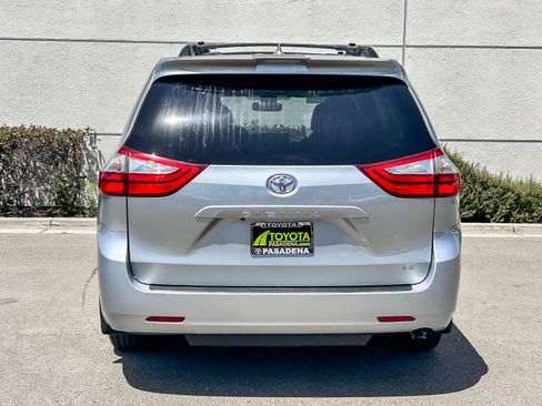 Used 2019 Toyota Sienna LE w/ Carpet Mat Package FWD image 7