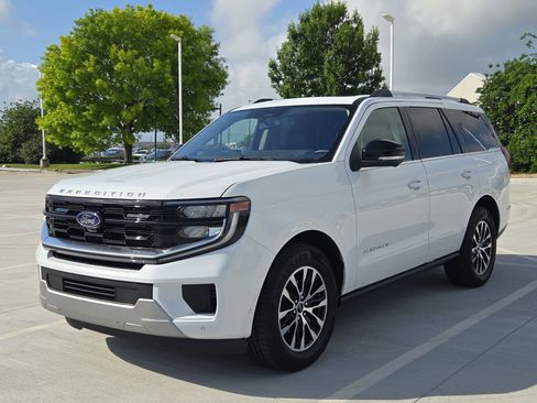 Used 2025 Ford Expedition Platinum image 9