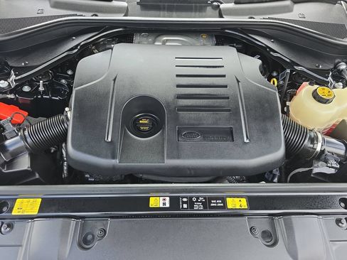 Certified 2025 Land Rover Range Rover SE AWD/4WD image 32