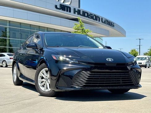 Used 2025 Toyota Camry LE w/ Convenience Package FWD image 2