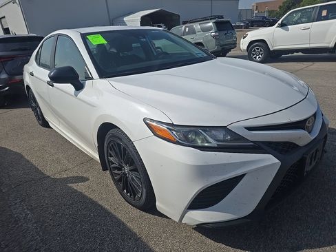 Used 2019 Toyota Camry SE FWD image 3