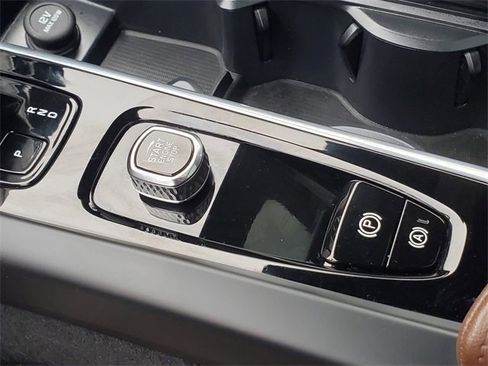 Certified 2025 Volvo XC60 B5 Plus image 27