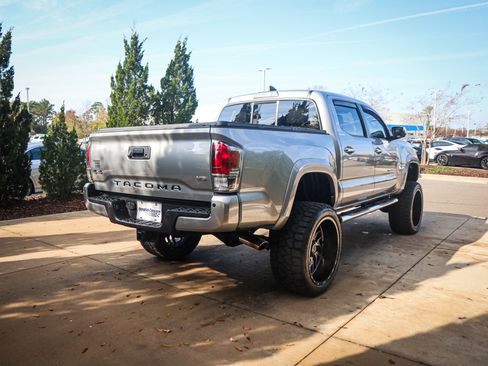 Used 2016 Toyota Tacoma Limited image 10