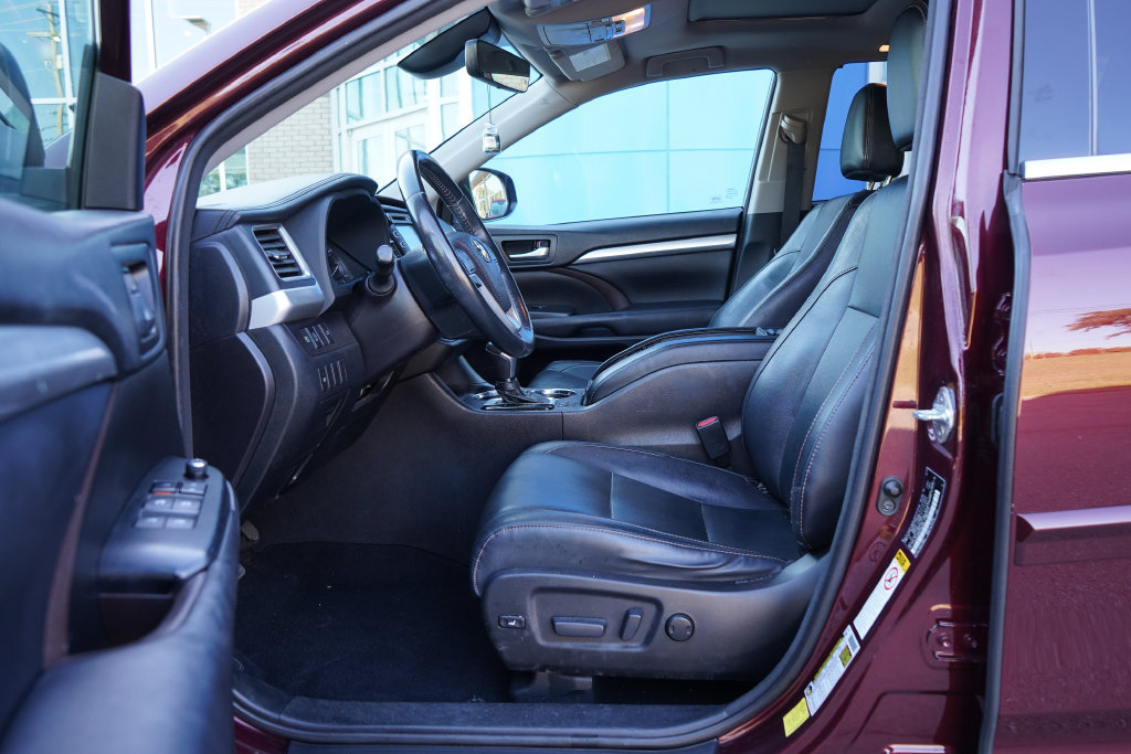 Used 2018 Toyota Highlander XLE AWD/4WD image 12
