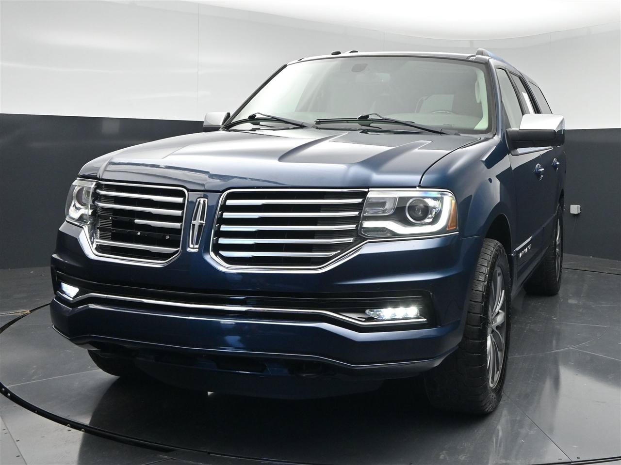 Used 2017 Lincoln Navigator Select AWD/4WD image 2