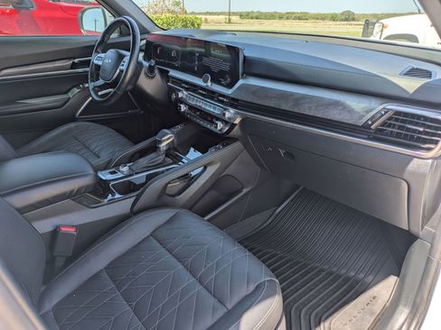 Used 2025 Kia Telluride AWD image 23