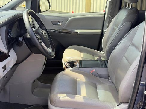 Used 2020 Toyota Sienna XLE Premium FWD image 4