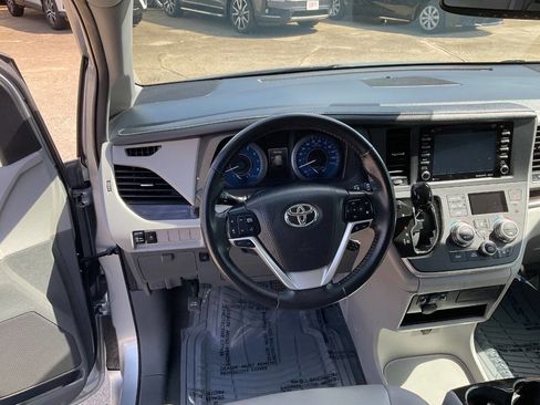 Used 2020 Toyota Sienna XLE FWD image 15
