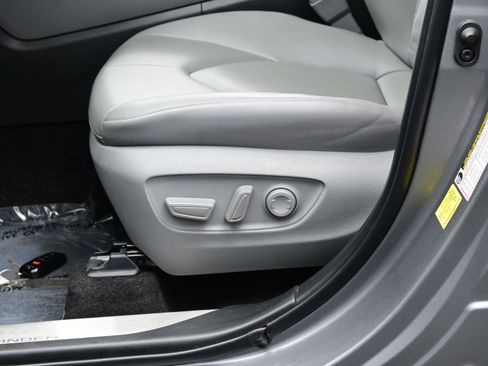 Used 2025 Toyota Highlander XLE image 11