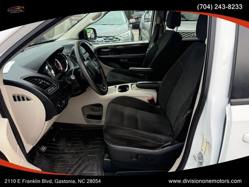 Used 2016 Dodge Grand Caravan SXT FWD image 13