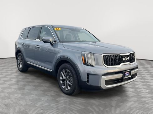 Used 2023 Kia Telluride LX image 3
