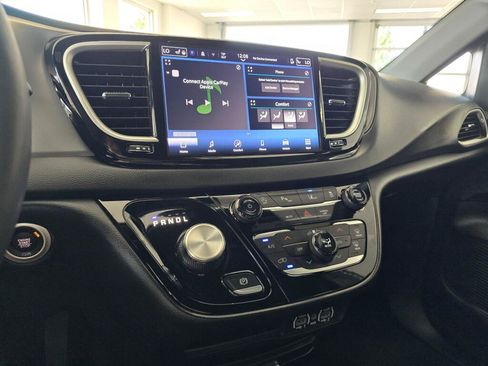 Used 2025 Chrysler Pacifica Select FWD image 23