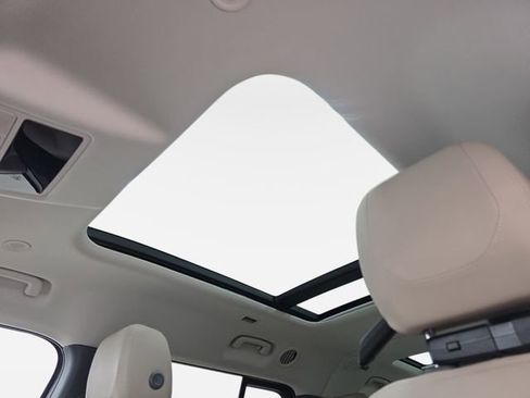 Used 2023 Land Rover Defender 130 SE image 30