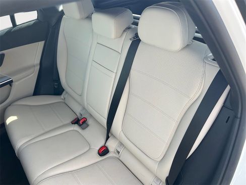 Used 2025 Mercedes-Benz GLC 300 4MATIC image 12