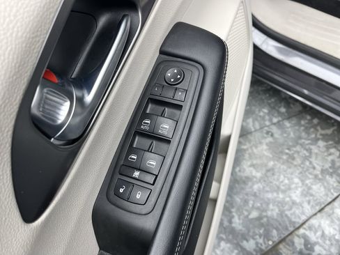 Used 2023 Chrysler Pacifica Touring-L image 7