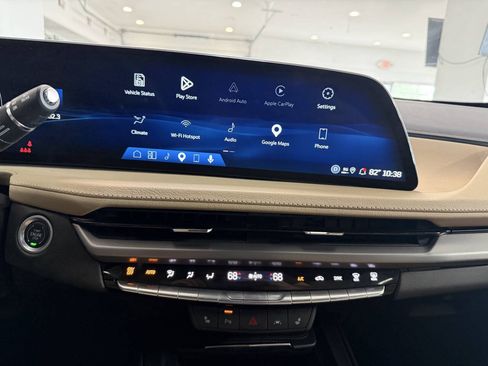 Used 2024 Cadillac XT4 Luxury w/ Cold Weather Package FWD image 18