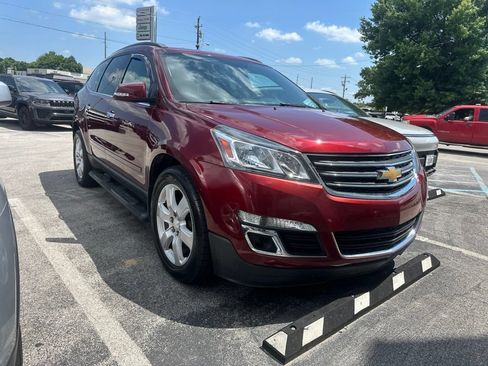 Used 2017 Chevrolet Traverse LT w/ Style and Technology Package FWD image 2