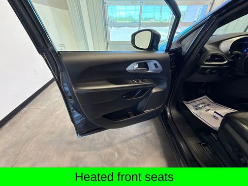 Used 2022 Chrysler Pacifica Touring-L w/ Uconnect Theater Family Group FWD image 17