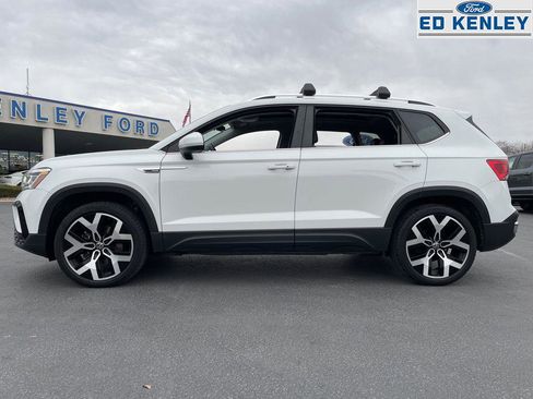 Used 2023 Volkswagen Taos SEL image 2