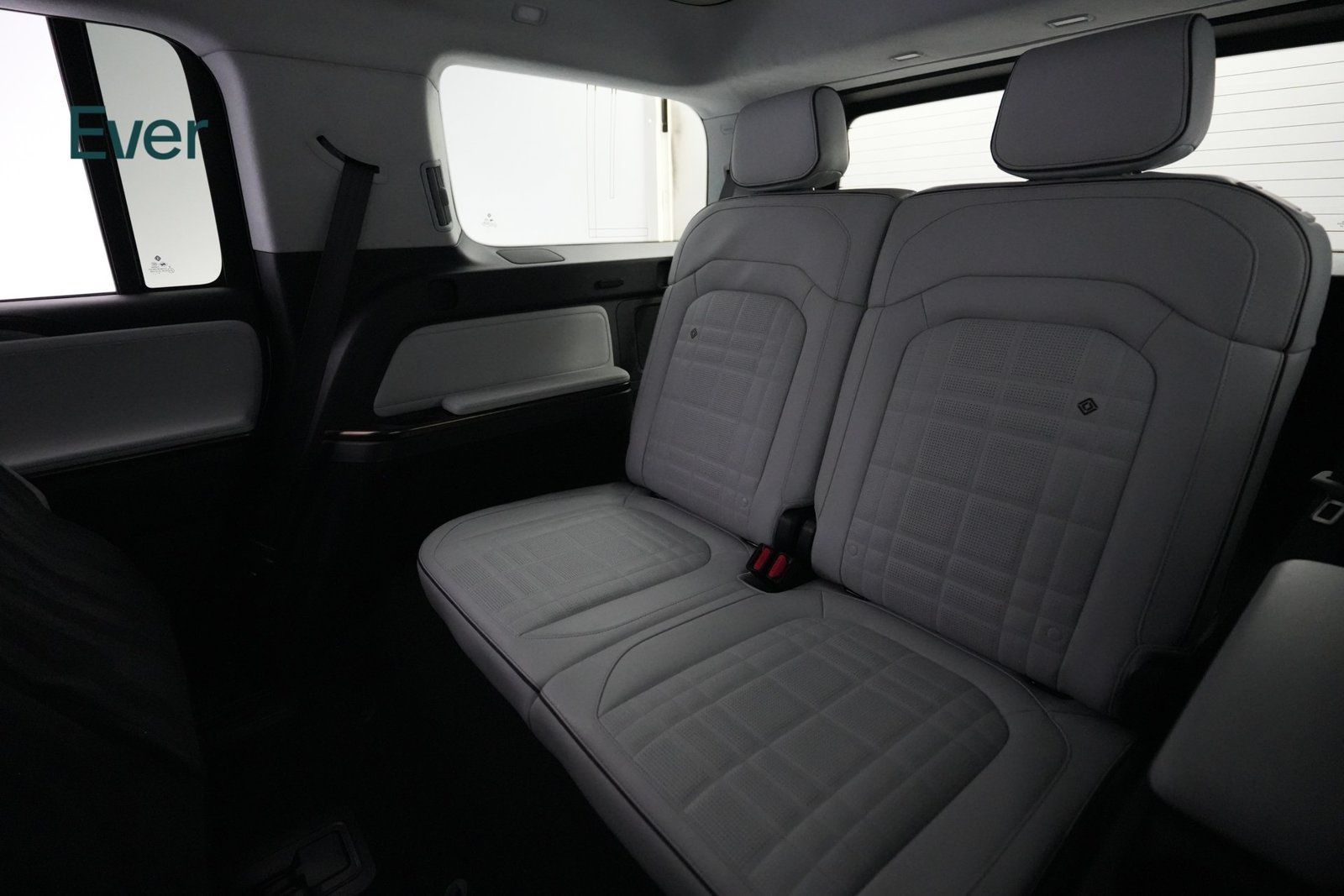 Used 2025 Rivian R1S Premium Dual AWD/4WD image 25