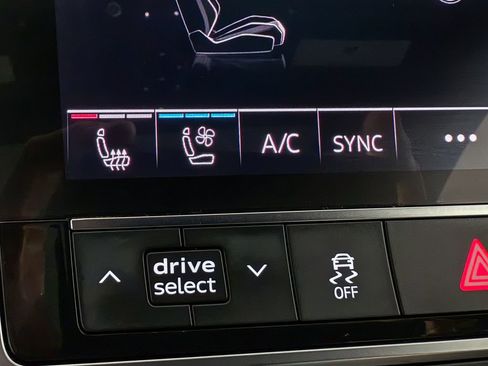 Used 2019 Audi Q8 Premium Plus w/ Premium Plus image 19