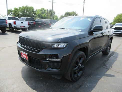 Used 2024 Jeep Grand Cherokee Limited w/ Black Appearance Package AWD/4WD image 12