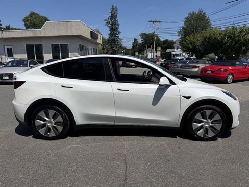 Used 2022 Tesla Model Y Long Range AWD/4WD image 8