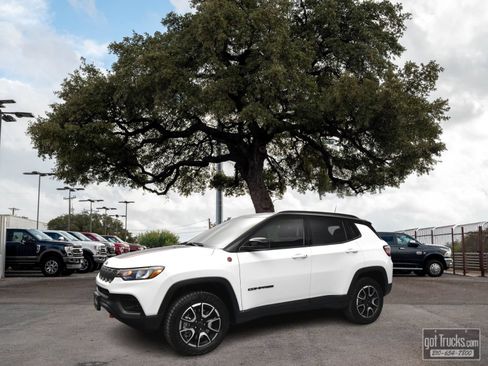 Used 2026 Jeep Compass Trailhawk AWD/4WD image 1