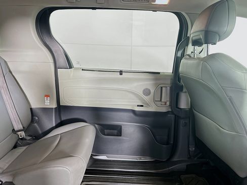 Used 2021 Toyota Sienna XLE image 32