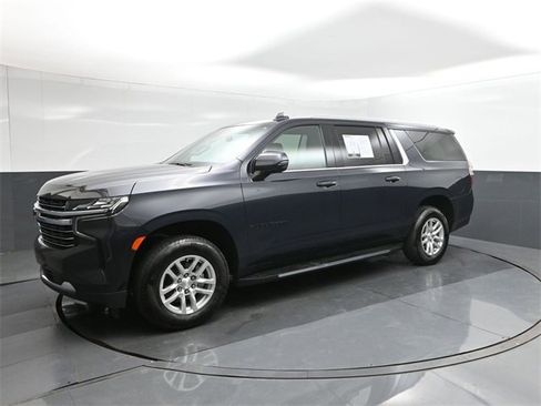 Used 2022 Chevrolet Suburban LT w/ Luxury Package image 34