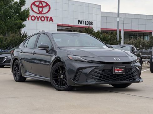 Used 2025 Toyota Camry SE FWD image 2