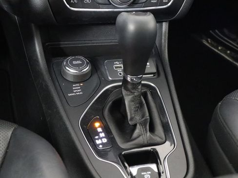 Used 2019 Jeep Cherokee Limited AWD/4WD image 30