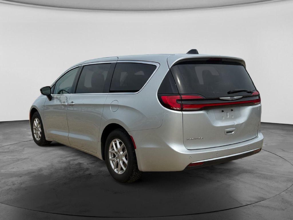 Used 2024 Chrysler Pacifica Touring-L FWD image 7