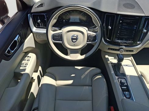 Used 2019 Volvo XC60 T5 Momentum w/ Multimedia Package AWD/4WD image 12