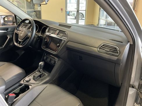 Used 2019 Volkswagen Tiguan SE w/ Panoramic Sunroof Package image 18