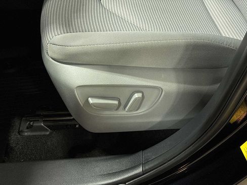 Used 2024 Toyota Highlander LE FWD image 24