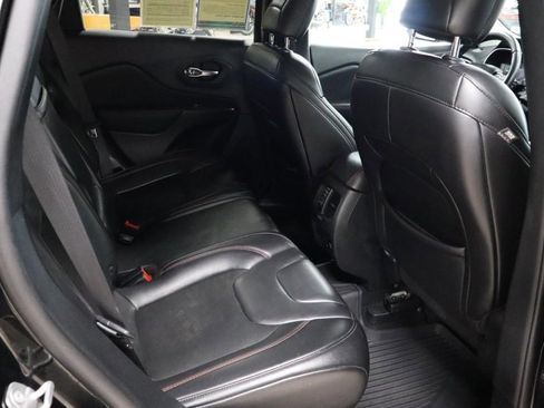 Used 2019 Jeep Cherokee Trailhawk image 22