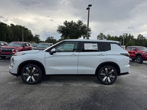 New 2025 Mitsubishi Outlander SE image 4