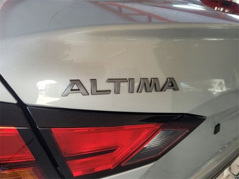Used 2023 Nissan Altima 2.5 SR w/ SR Premium Package image 10