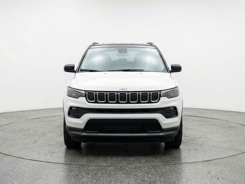 Used 2025 Jeep Compass Limited AWD/4WD image 2