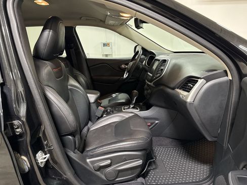 Used 2016 Jeep Cherokee Trailhawk AWD/4WD image 22