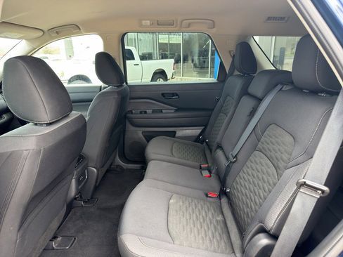 Used 2025 Nissan Pathfinder SV image 4